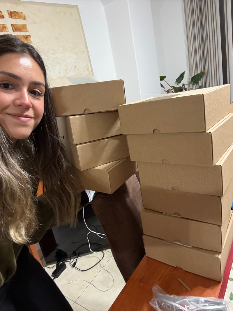 Los primeros pedidos. Empacamos cada caja con la emoción de quien está enviando un sueño, no solo un producto.